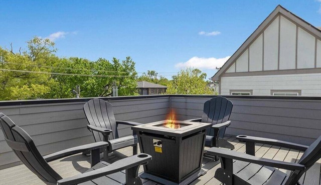 Rooftop Fire Pit & Cocktail Bar ~ Skyline Views!