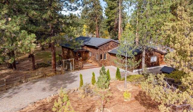 Sisters, OR Lodge – Pickleball, Private Creek, Hot Tub & Mt Views on 8.5 Acres