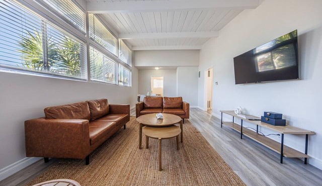 Spacious 2-Bedroom Apt in Beverly Hills Residential Area