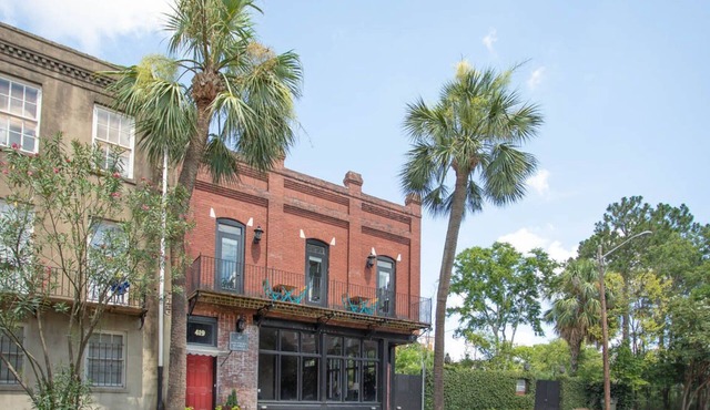Spacious Downtown Historic District Loft, Walk Everywhere by Lucky Savannah