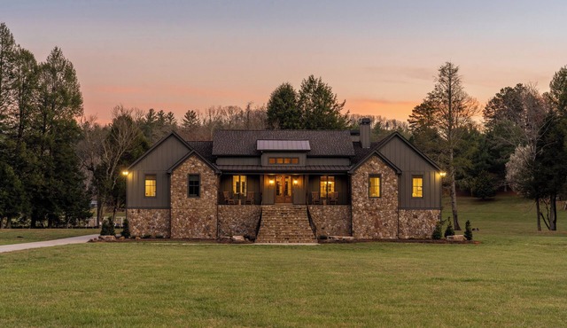 Spacious Home in Appalachian Mountains - Hot Tub, Firepit, on the Tocccoa River!