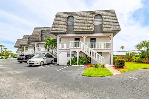 Steps to Sand: Condo w/Pool Access in Cocoa Beach