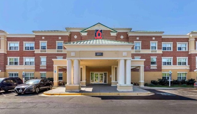 Studio 6 Gaithersburg|Spacious King|Hearing|Kitchen
