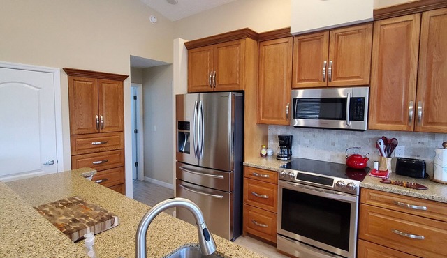 Summer Deal Cheap, Waterfront,Kayaks,swimming, Weeki Wachee River, 80 boat rent