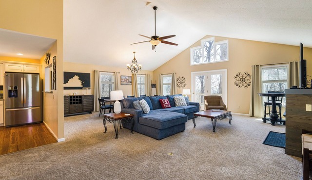 Sunrise Cabin, Centrally Located 4BR + Dog-Friendly, Sleeps 11