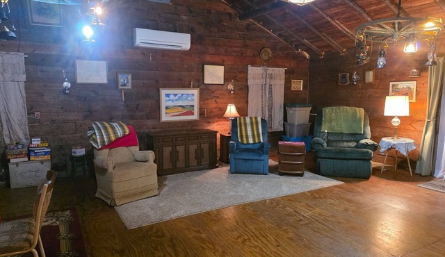Tranquil 1-bedroom cabin with AC in charming Warren