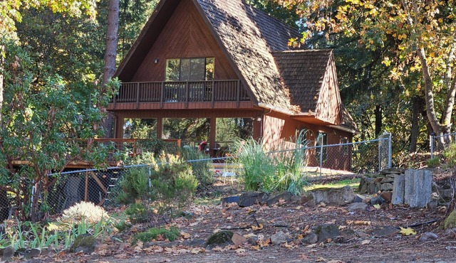 Tranquil 3 story Lodge in private forest central to UofO Eugene, OSU Corvallis