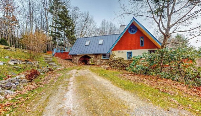 Tranquil retreat with generous deck, fitness area, & amazing views