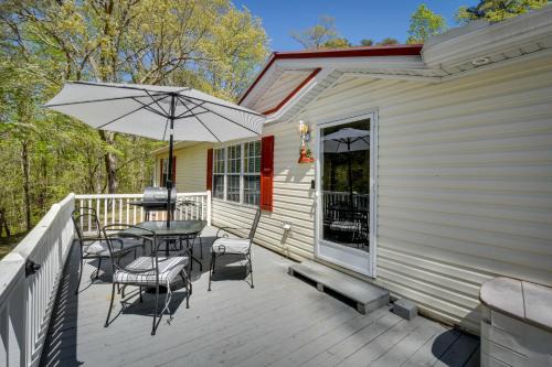 Walk to Lake Chatuge! Hayesville Cabin w/Fire Pit