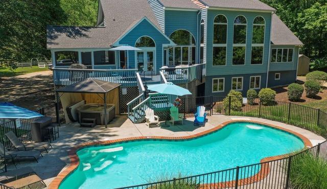Waterfront Retreat w/Pool, Hot Tub, Dock & Sand Beach. Relax & enjoy the Rivah!