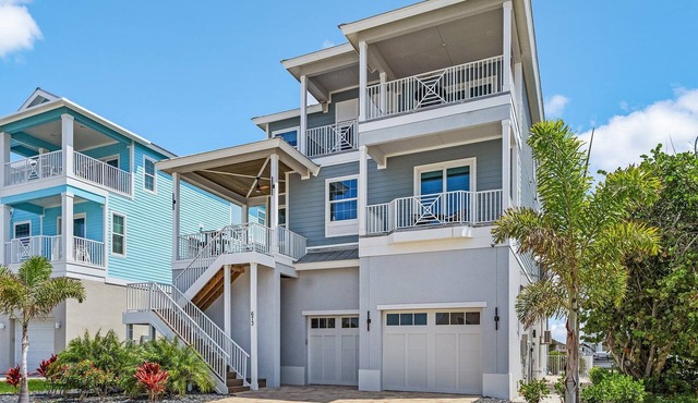 White Sands Retreat: Bay Views, Pool, Elevator