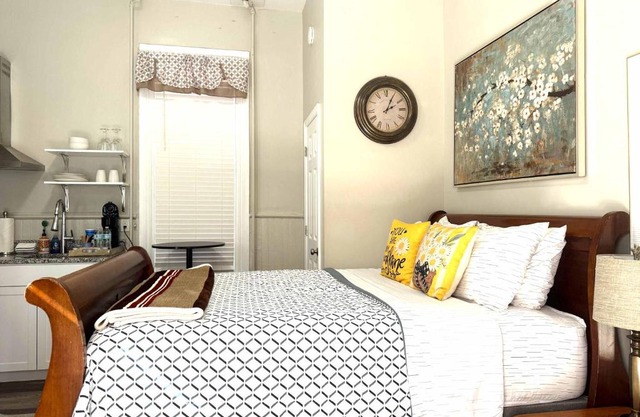 Cozy nest private porch museums free parking